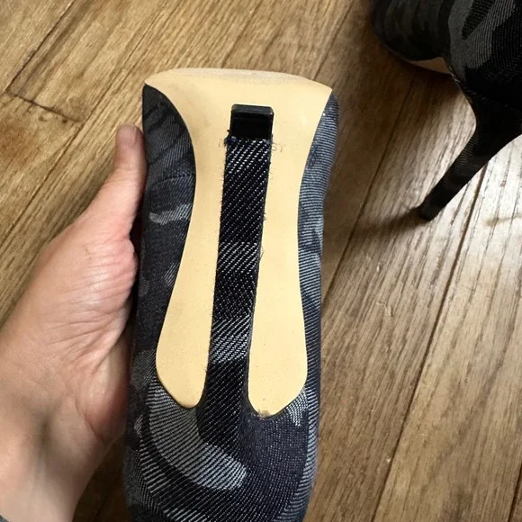 Nine West Pointed Toe Heels Gray Blue Camo Fabric Pumps Women's Size 8 - Picture 9 of 11